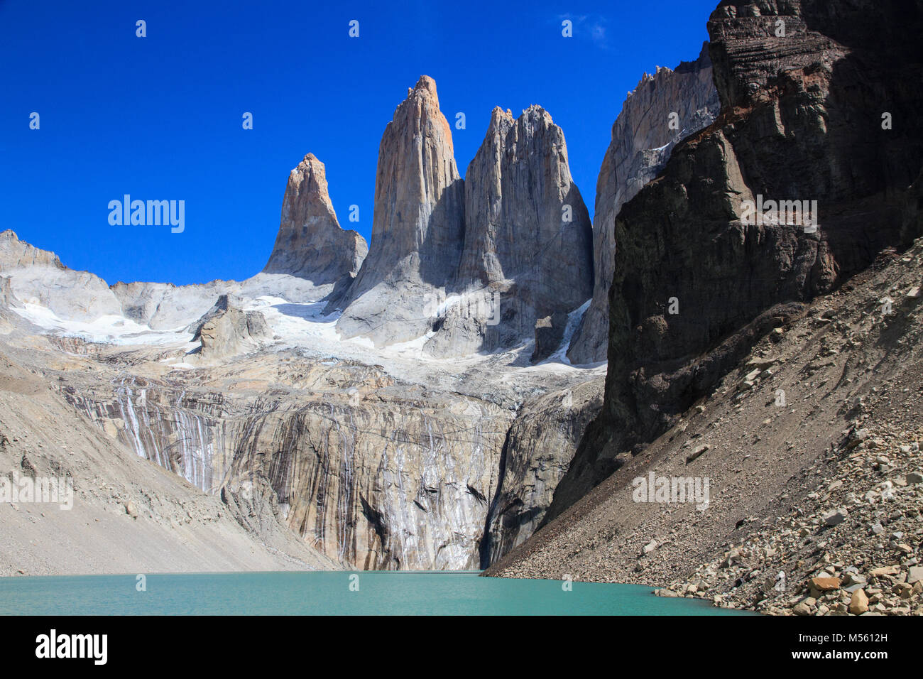 Le famose tre torri di granito del Parco Nazionale Torres del Paine, preso dal Mirador Torres Del Paine Foto Stock