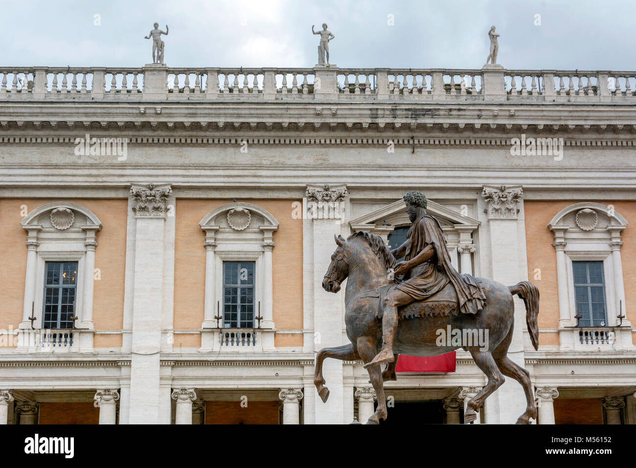 La statua equestre in bronzo di Marco Aurelio (Marco Aurelio) con il Campidoglio Palace a distanza a Roma Foto Stock