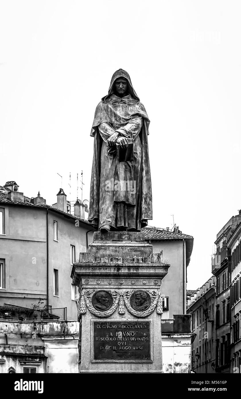 La statua in bronzo di Giordano Bruno ( il frate domenicano, filosofo, matematico, poeta e teorico cosmologica) in Campo de' Fiori a Roma Foto Stock
