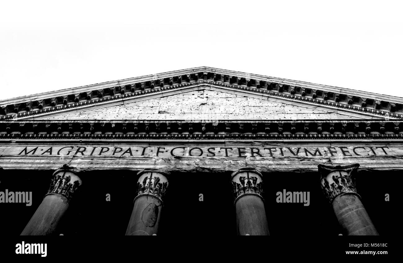 In bianco e nero la vista inferiore del Pantheon romano facciata Foto Stock