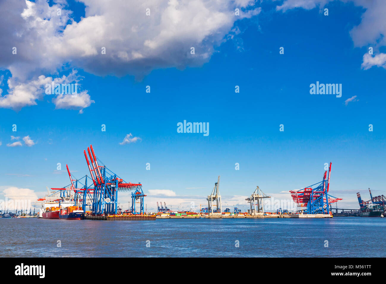 Amburgo, Germania - 25 giugno 2014: banchine del porto di Amburgo (Hamburger Hafen) sul fiume Elba, Germania. Il porto più grande in Germania e uno dei bu Foto Stock