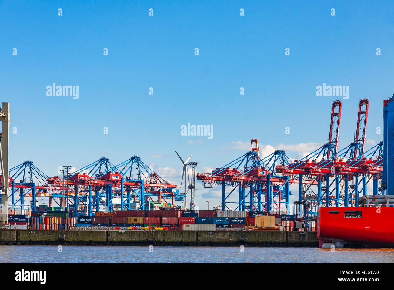 Amburgo, Germania - 25 giugno 2014: banchine del porto di Amburgo (Hamburger Hafen) sul fiume Elba, Germania. Il porto più grande in Germania e uno dei bu Foto Stock