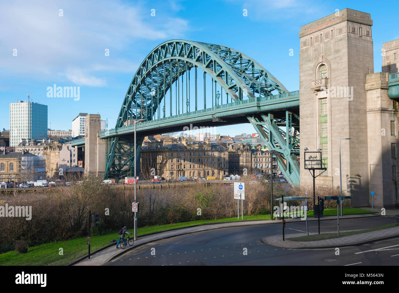 Newcastle upon Tyne, vista dell'iconico ponte Tyne che attraversa il fiume Tyne a Newcastle, Tyne and Wear, Inghilterra, Regno Unito Foto Stock