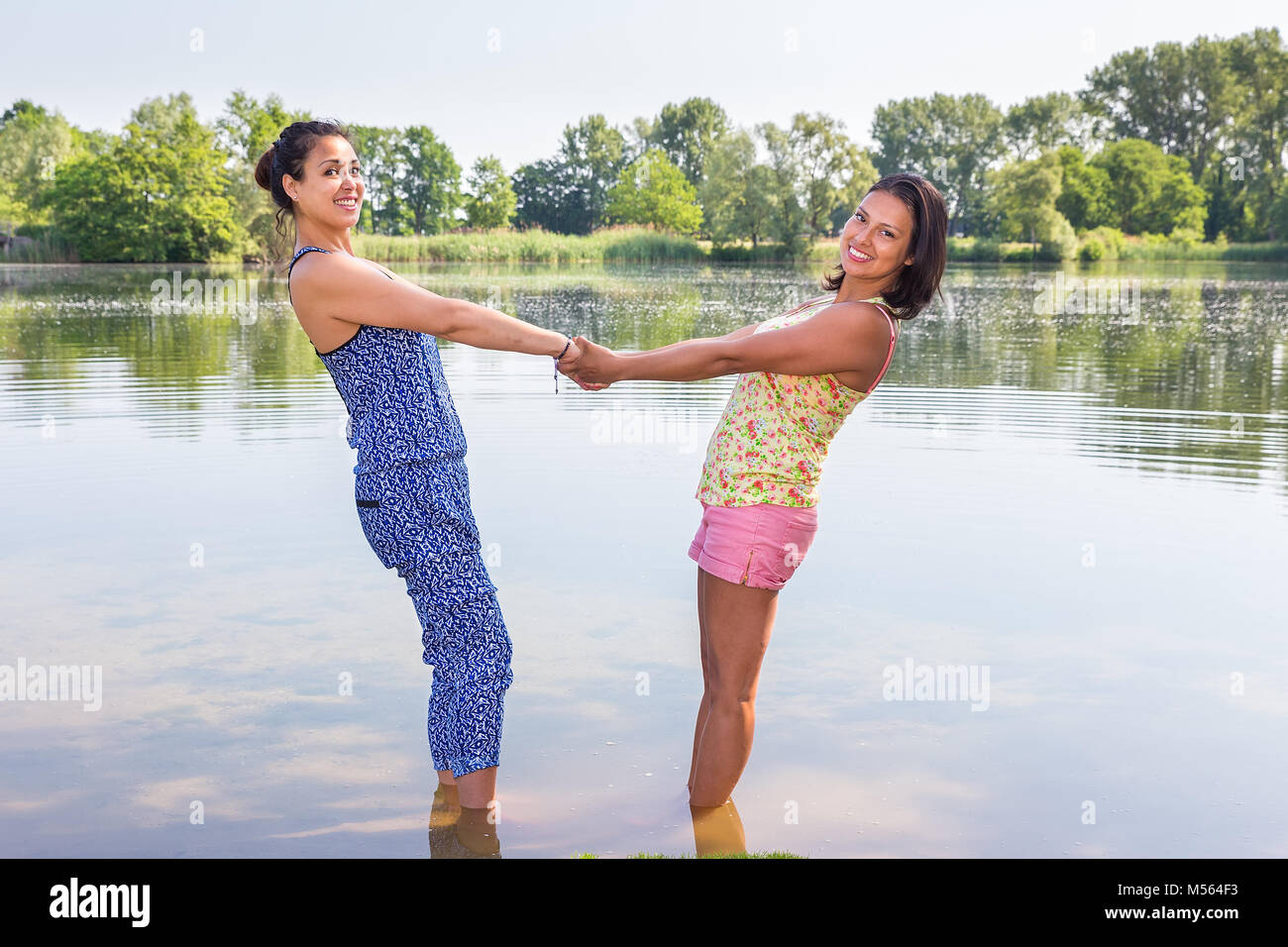 Due donne in piedi insieme in acqua Foto Stock