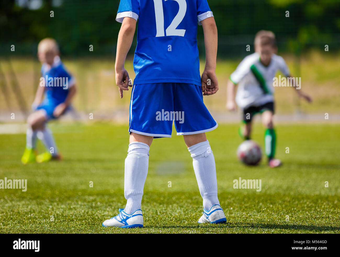 Gli adolescenti i ragazzi che giocano a calcio Partita di calcio. I giovani  calciatori in esecuzione e calci palla calcio su un campo di calcio Foto  stock - Alamy