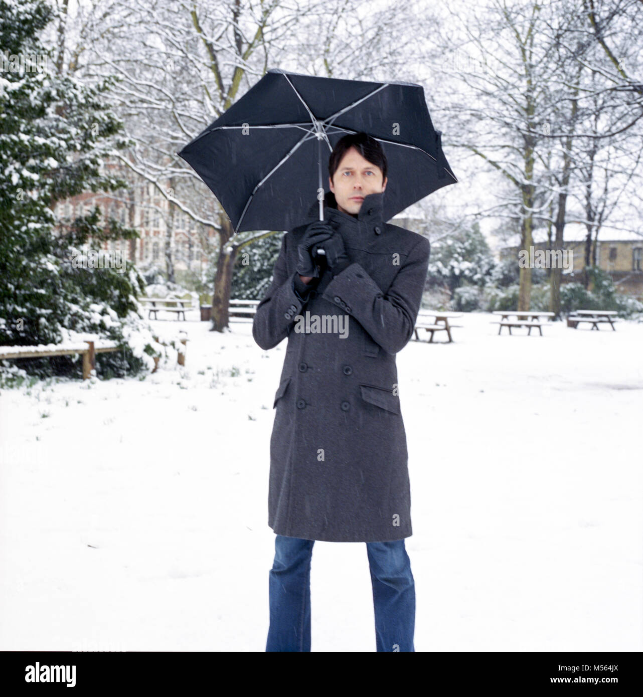 Brett Anderson di pelle scamosciata fotografato nella neve, St Johns Wood chiesa Gardens, Londra, Inghilterra. Foto Stock