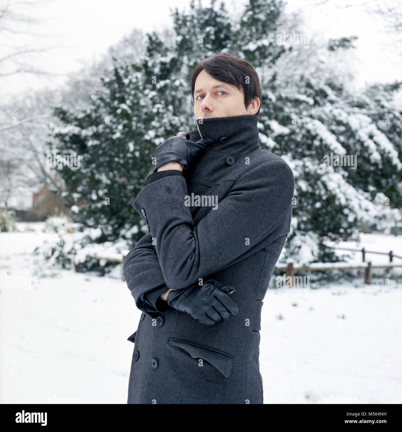 Brett Anderson di pelle scamosciata fotografato nella neve, St Johns Wood chiesa Gardens, Londra, Inghilterra. Foto Stock