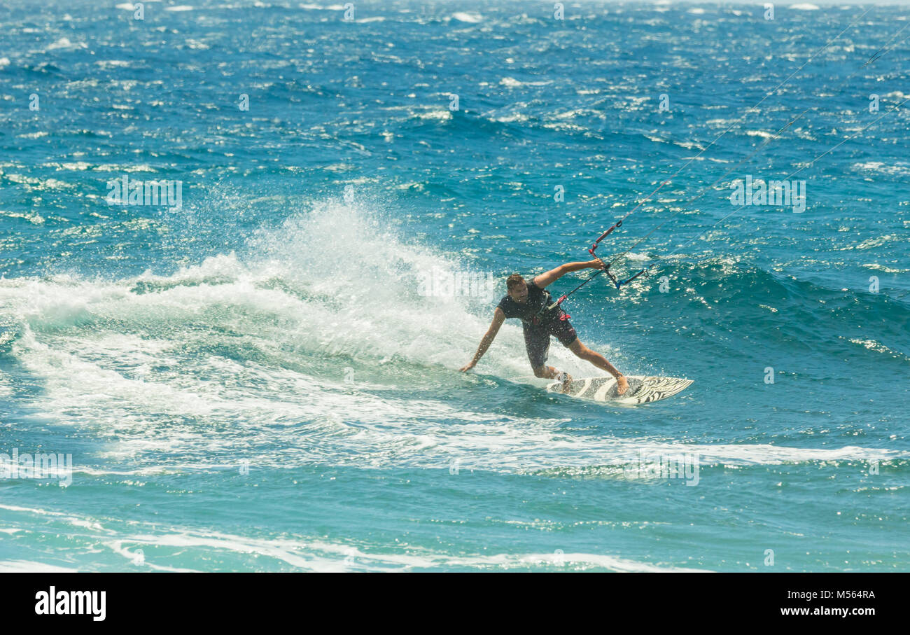 Kitesurf in mare di fronte a El Medano Tenerife Foto Stock