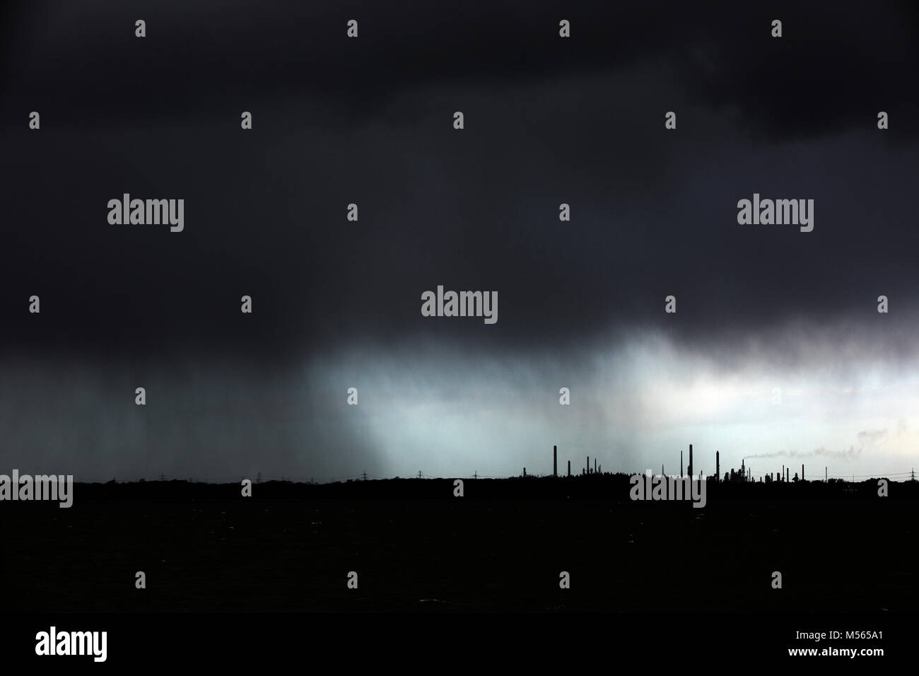 Fawley raffineria di petrolio, Crackingtowers, camini in, pioggia, Strom, nuova, Foresta, Hampshire, Il Solent, Isle of Wight, Engalnd, REGNO UNITO Foto Stock