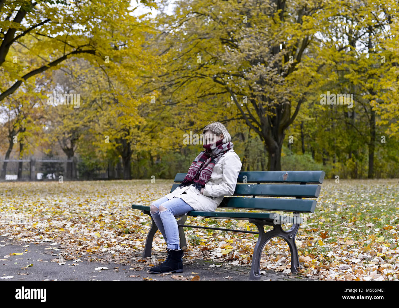 Lonely giovane donna seduta sul banco di lavoro Foto Stock