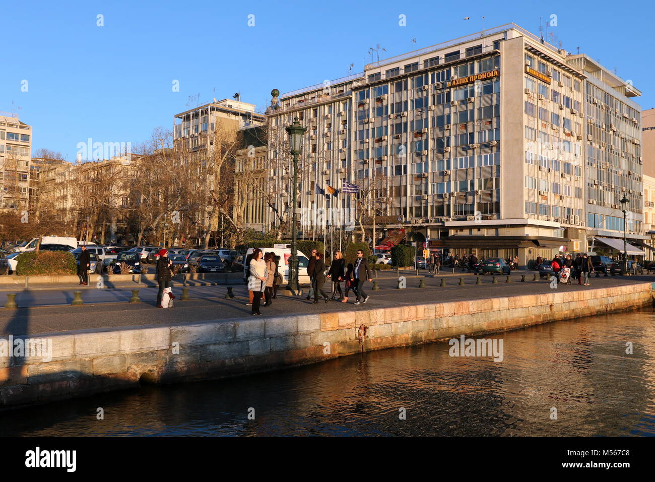 La gente camminare lungo Salonicco Piazza della Libertà Foto Stock
