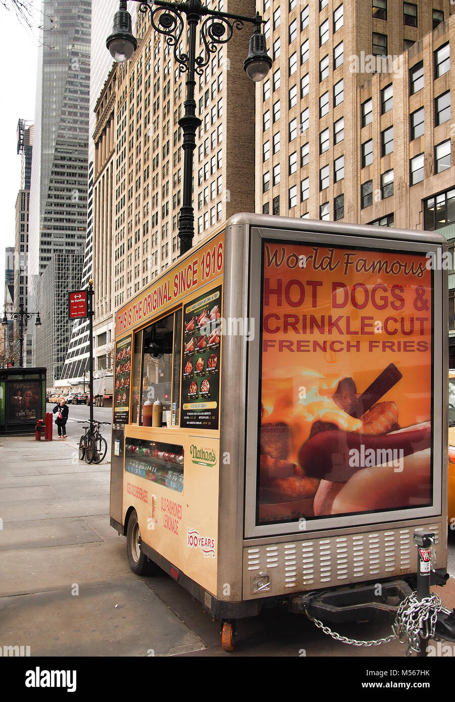 New York , New York, Stati Uniti d'America. Febbraio 1, 2018. Cibo di strada carrello vendor in Times Square nel centro cittadino di Manhattan, NY Foto Stock