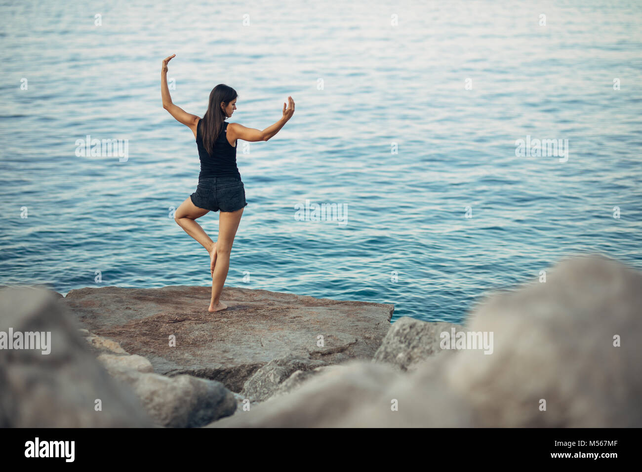 Carefree donna meditando in natura.trovare la pace interiore.la pratica dello Yoga.La guarigione spirituale lifestyle.godendo della pace,anti-stress,terapia mindfulness medit Foto Stock