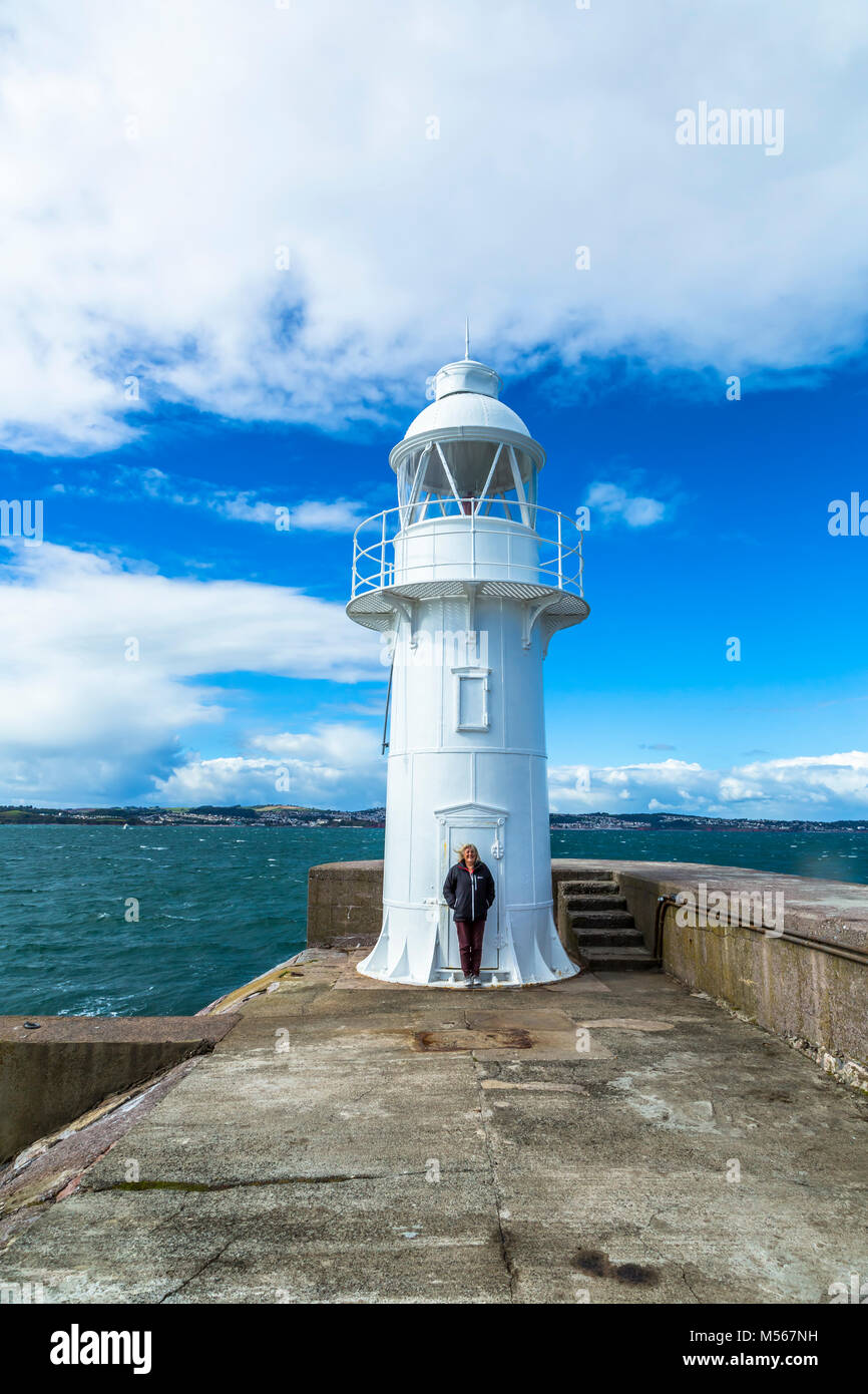 Il faro alla fine del molo a Brixham, South Devon in Inghilterra. Foto Stock
