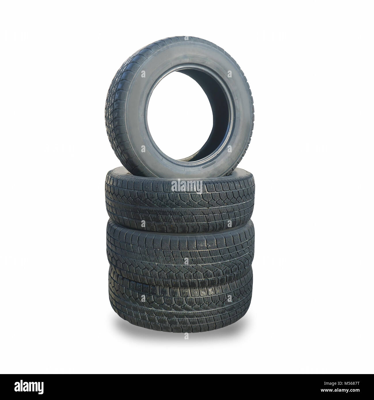 Stack di quattro ruote nero nuovi pneumatici invernali per auto Foto Stock