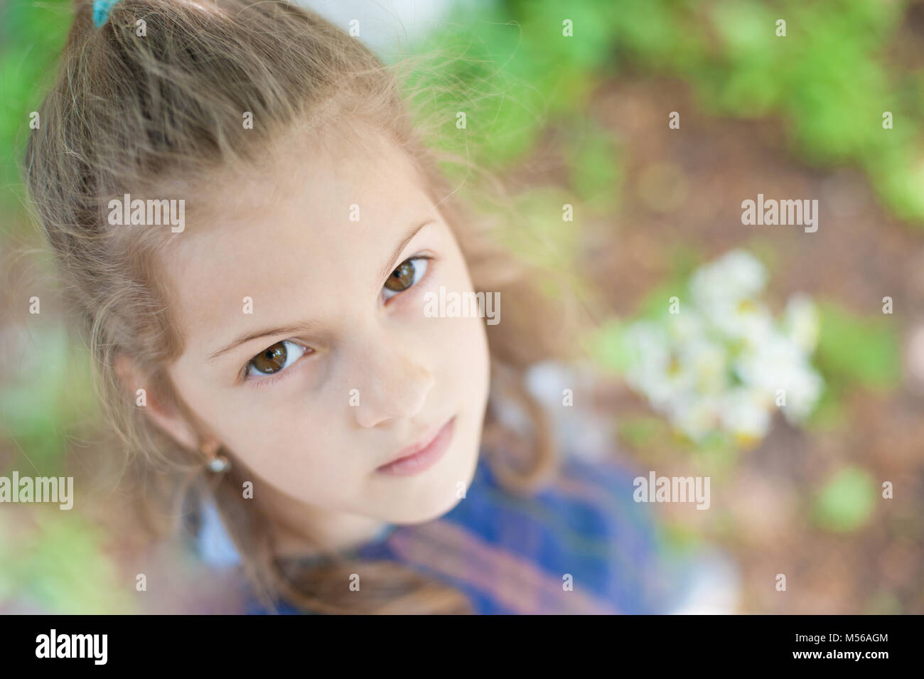 Ritratto di un bel po' di pensieroso ragazza guardando la telecamera Foto Stock