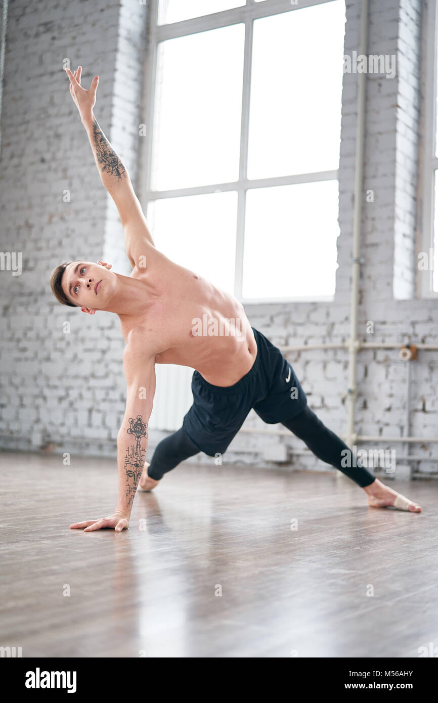 Bello ballerina allenamenti in palestra Foto Stock