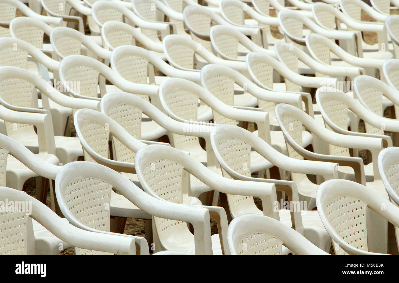 Molte sedie in plastica bianca mettere in conferenza Foto Stock