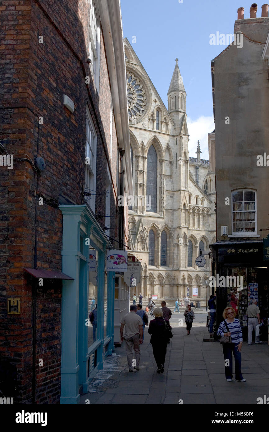 Minster cancelli e uno scorcio del Minster alla fine della strada, York, England, Regno Unito Foto Stock