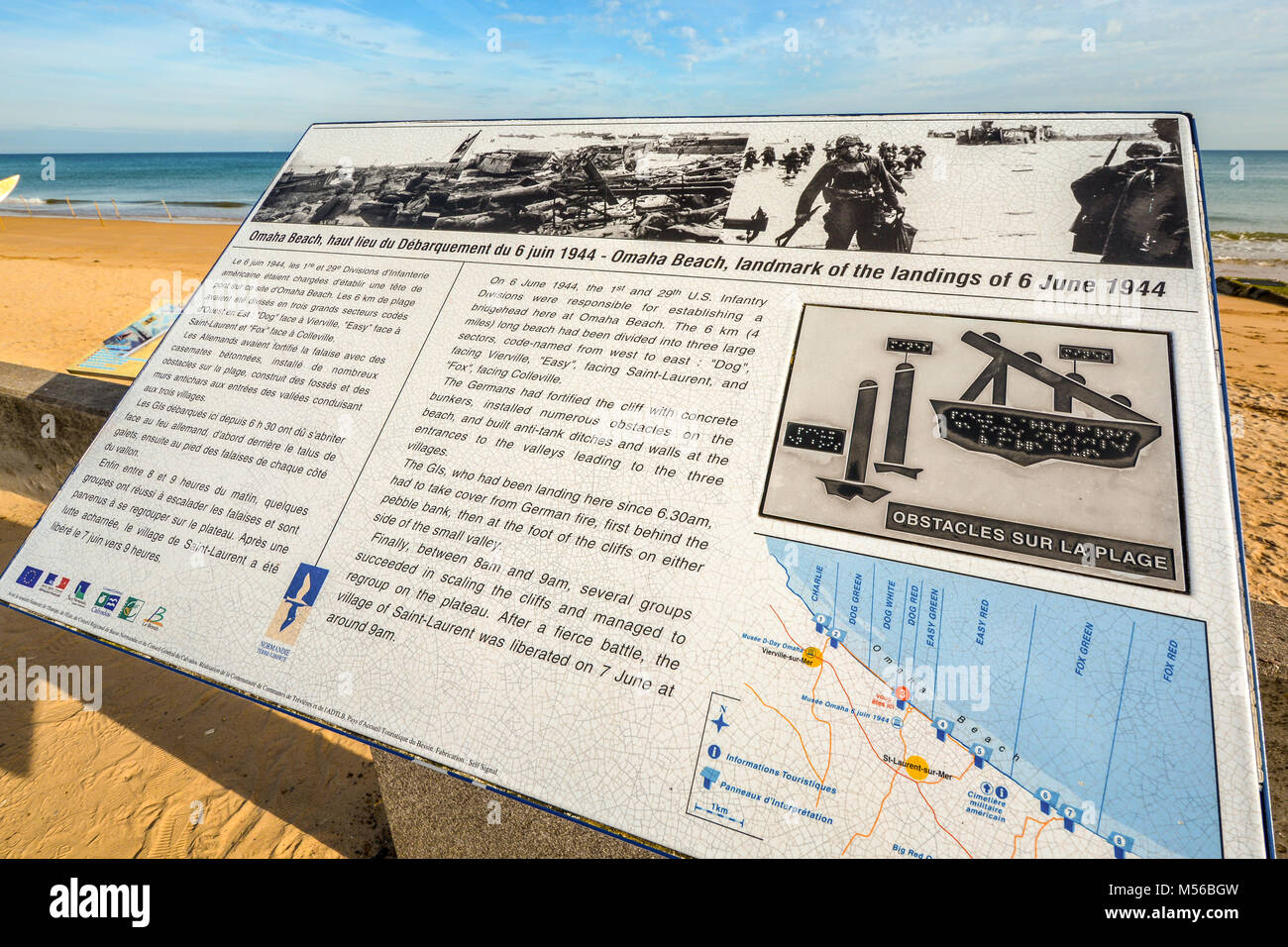 Un segno o cartellone dedicato ai soldati che hanno perso la vita sul 1944 D giorno invasione sulla spiaggia di Omaha, Normandia Francia Foto Stock