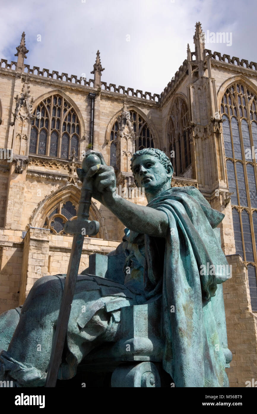 Esterno, York Minster: sud davanti con la statua dell'imperatore romano Costantino Foto Stock