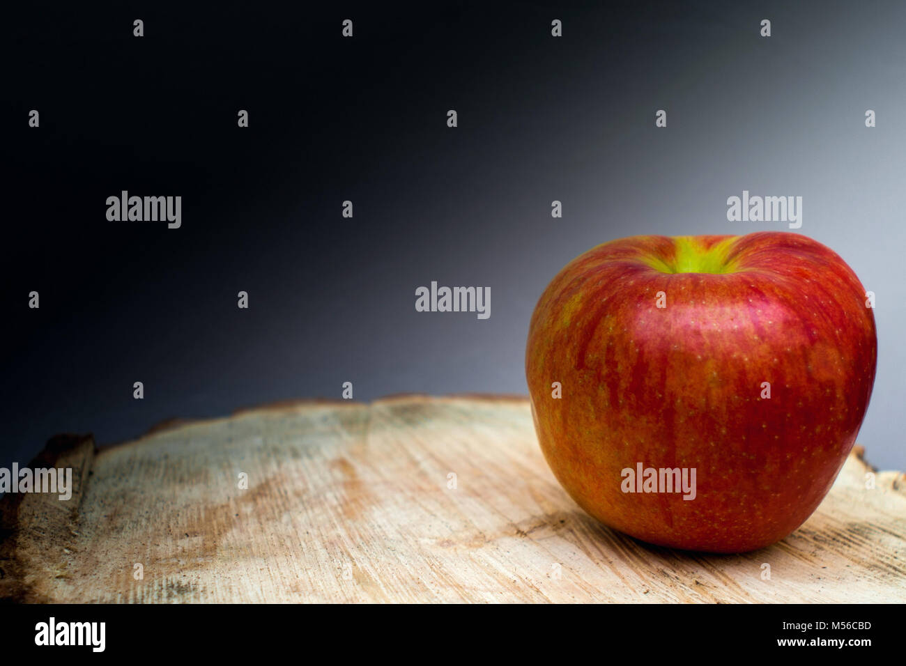 Cibo sano - a forma di cuore ad tagliere con mele Foto Stock