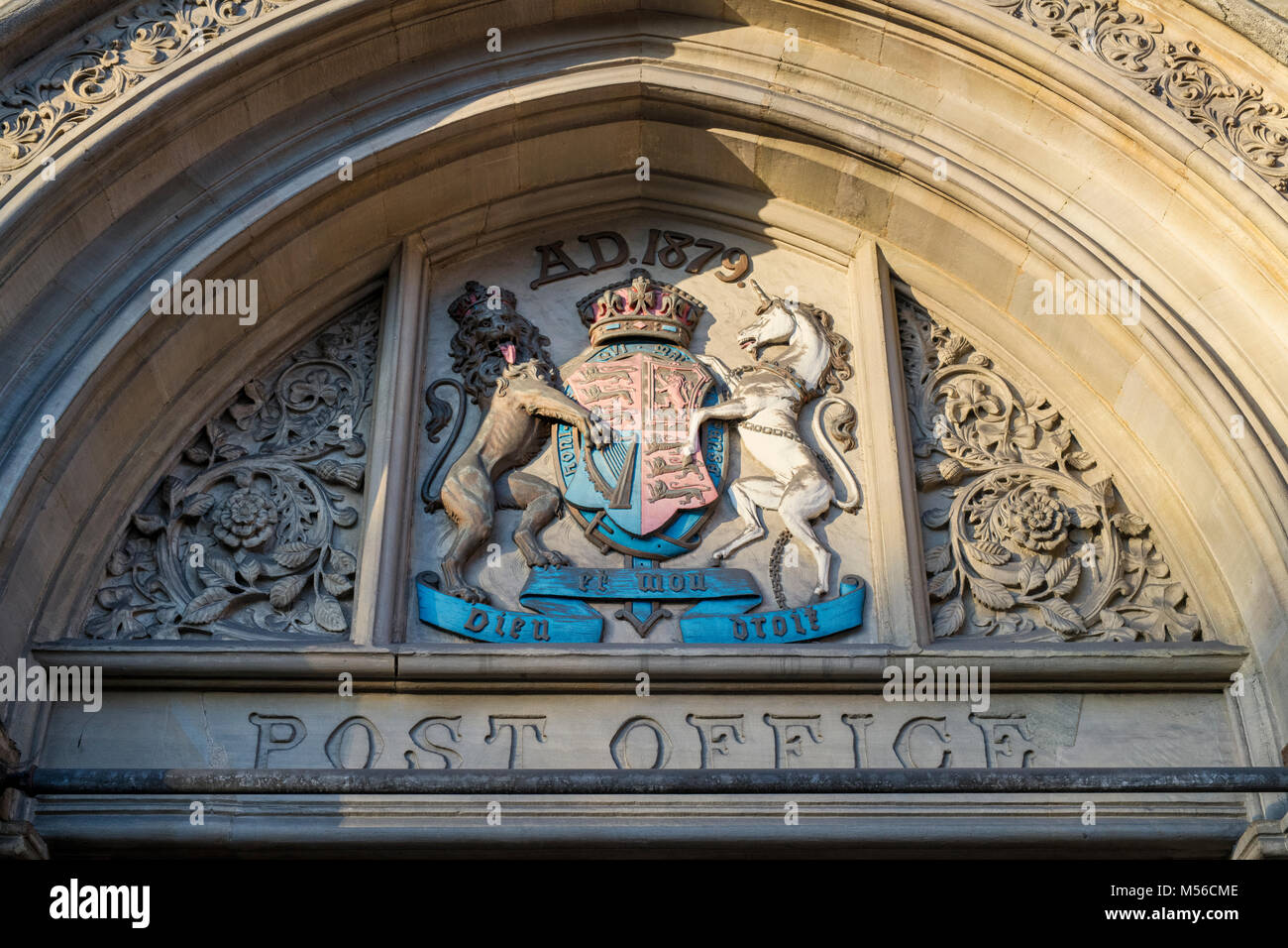 Scolpiti arcata in pietra e lo stemma sopra la porta di ingresso alla Oxford post office in Aldates st. Oxford, Oxfordshire, Inghilterra Foto Stock