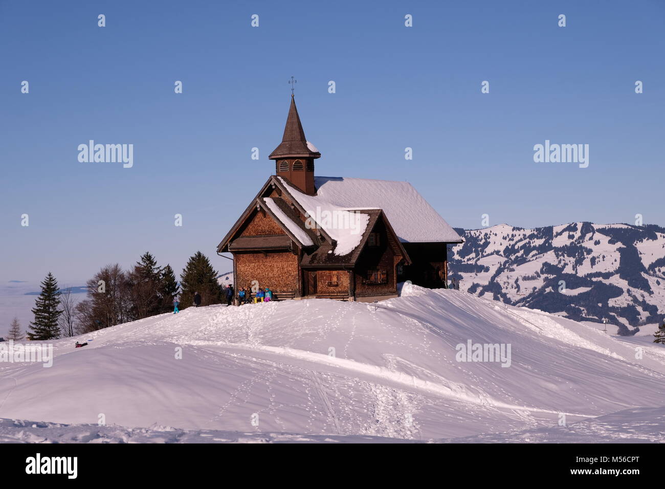 Una chiesa in legno in montagna, Stoos, Svizzera. Stoos è una popolare meta di vacanza in estate e in inverno. Sciare nelle Alpi Svizzere Foto Stock