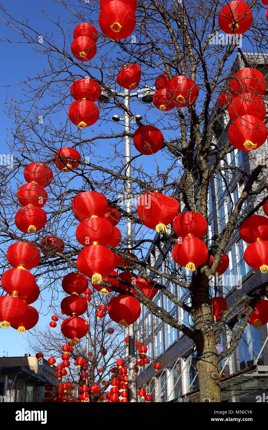 Colorate lanterne cinesi sospesa da albero a Liverpool per contrassegnare  l'inizio del nuovo anno cinese Foto stock - Alamy