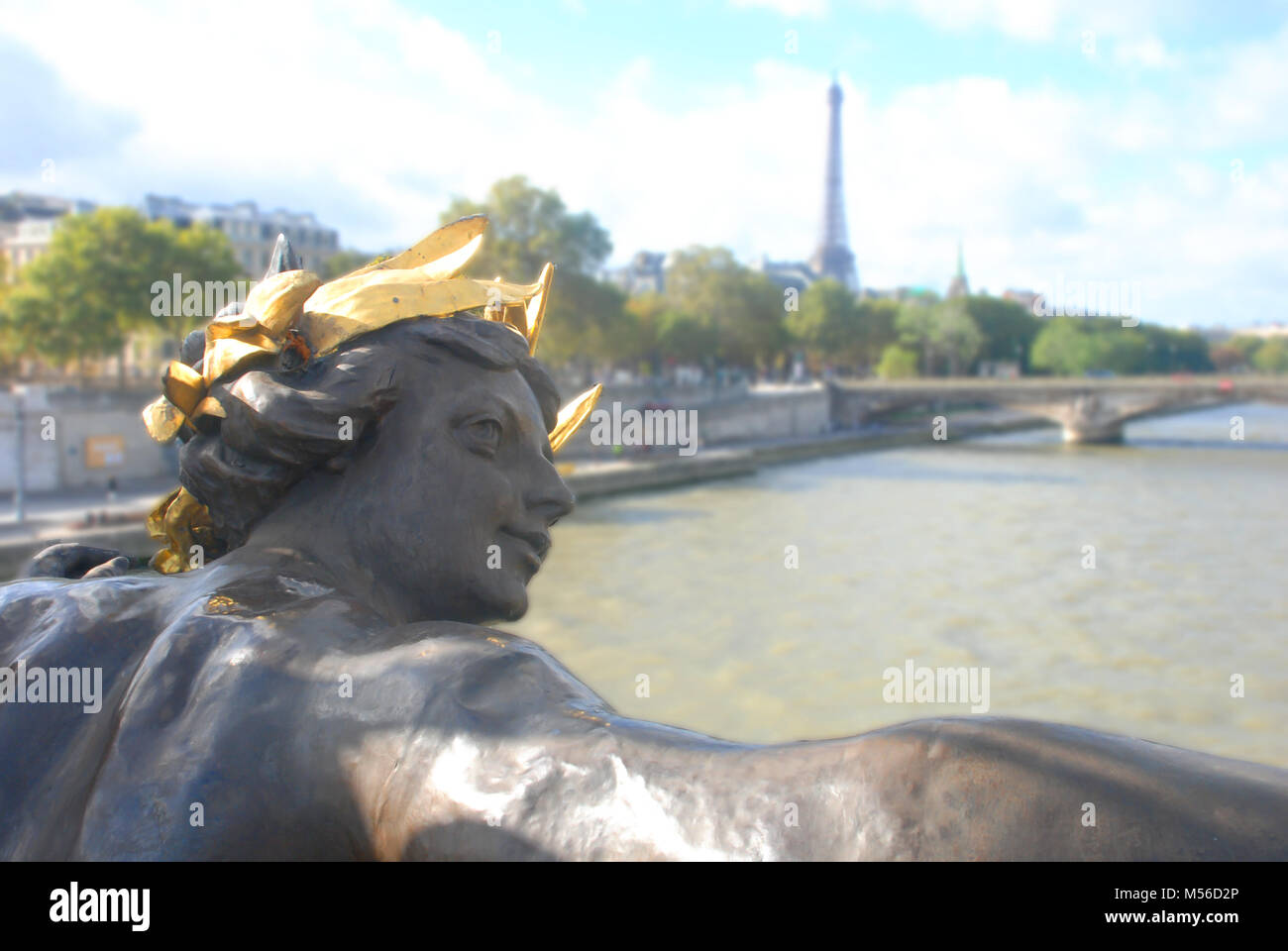 Scultura su Pont Alexandre III e la Tour Eiffel e la Senna rRver in background Parigi, Francia Foto Stock