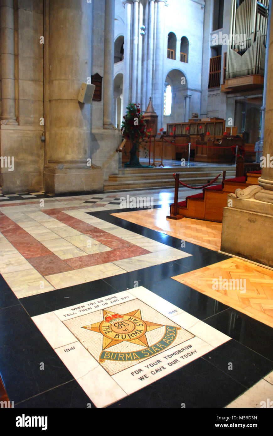 Distintivo della Birmania Associazione a stella sul pavimento della Cattedrale di S. Anna, Belfast, Irlanda del Nord Regno Unito Foto Stock
