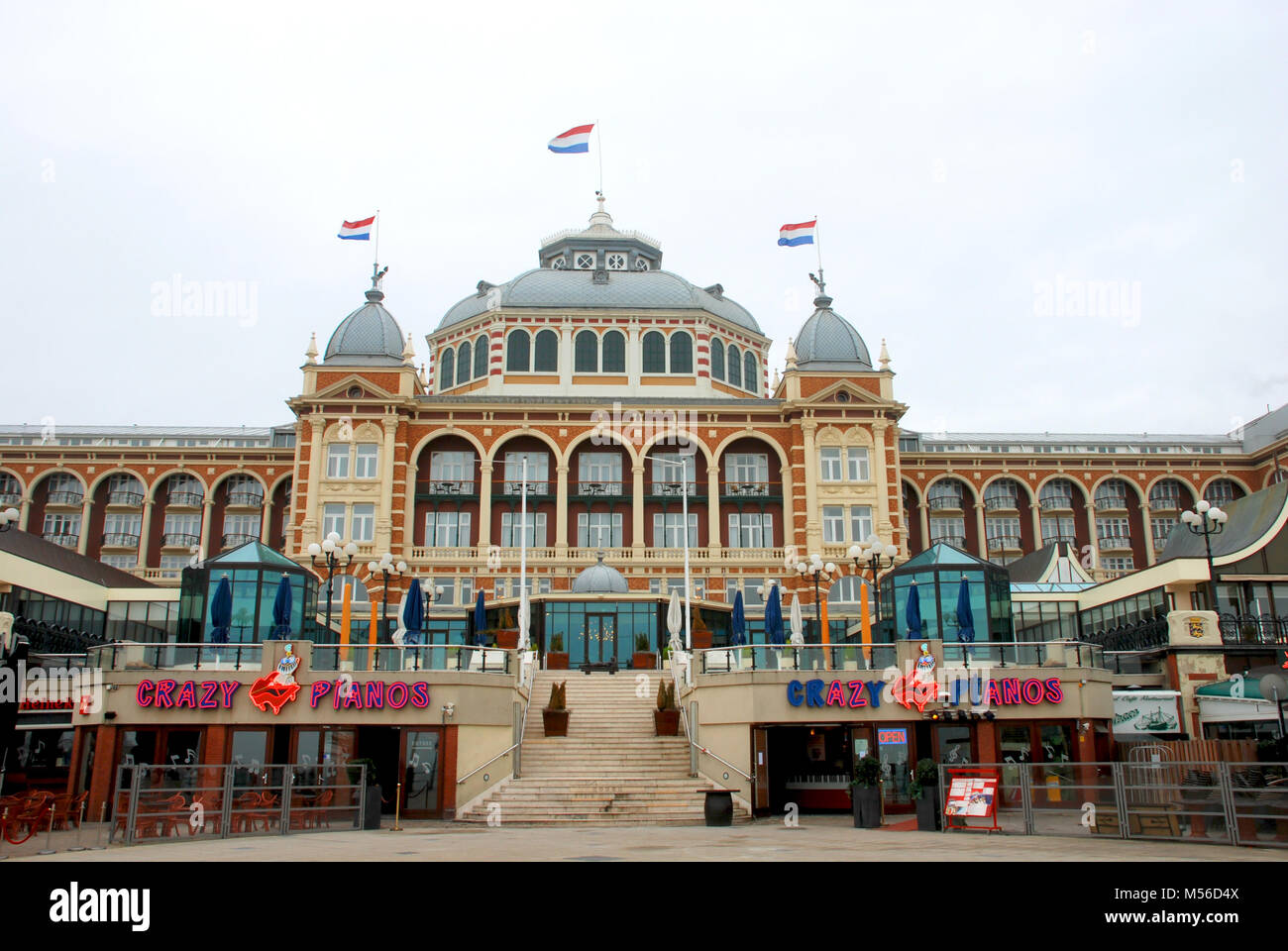 Kurhaus Hotel (prima di essere Amrath) e Crazy Pianos nel Mare del Nord sulla spiaggia di Scheveningen, l'Aia, Paesi Bassi Foto Stock