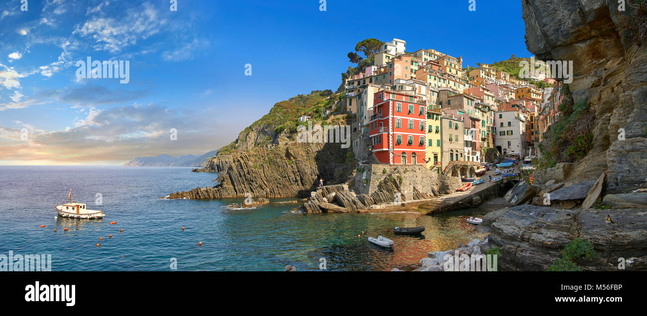 Villaggio di Pescatori e il porto di Riomaggiore all'alba, e il Parco Nazionale delle Cinque Terre, Liguria, Italia Foto Stock
