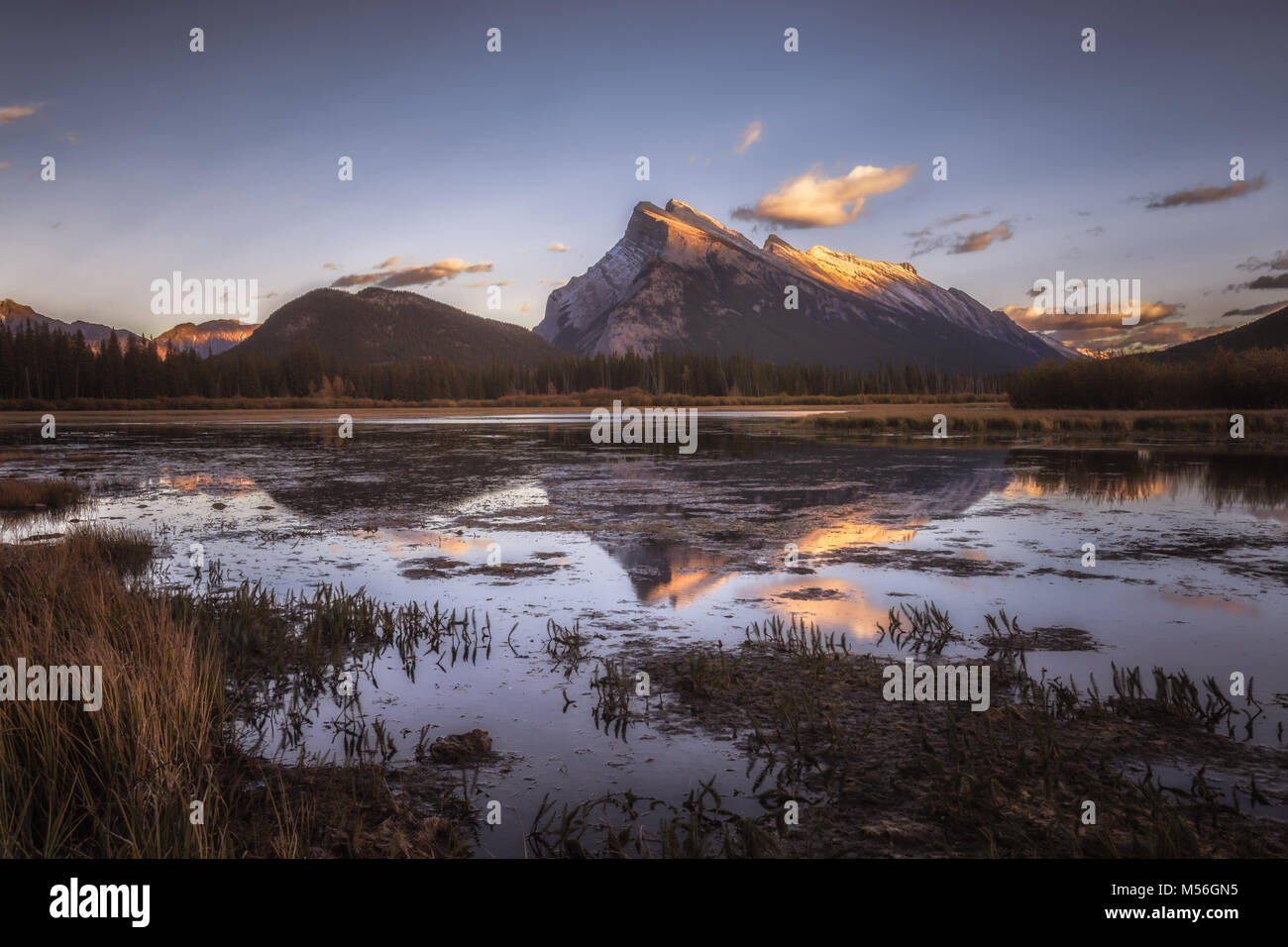 Mount Rundle al tramonto nel Parco Nazionale di Banff Foto Stock