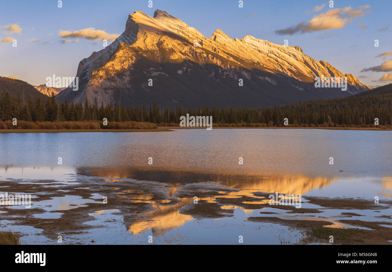 Mount Rundle al tramonto nel Parco Nazionale di Banff Foto Stock