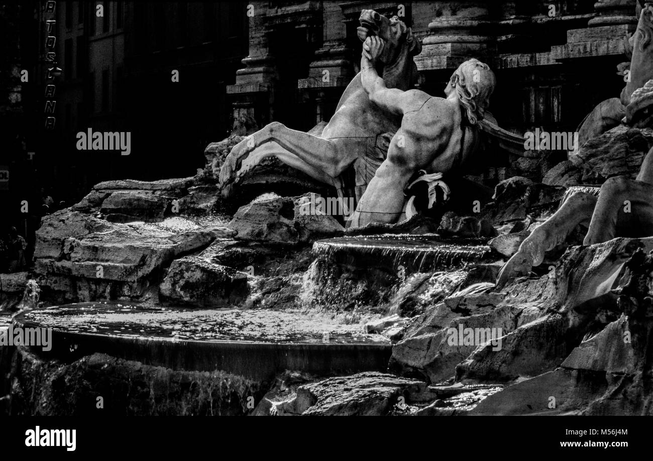 Fontana di Trevi a Roma Italia. 2000 La Fontana di Trevi (Italiano: Fontana di Trevi) è una fontana di Trevi a Roma, Italia, progettato dall'architetto italiano Nicola Salvi e completato da Pietro Bracci. In piedi 26.3 metri (86 ft) alta e 49.15 metri (161.3 ft) ampia, è la più grande fontana barocca della città e una delle più famose fontane in tutto il mondo. La fontana è comparso in parecchie pellicole di notevole, inclusi Federico Fellini's La Dolce Vita, l'omonimo tre monete nella Fontana, Foto Stock