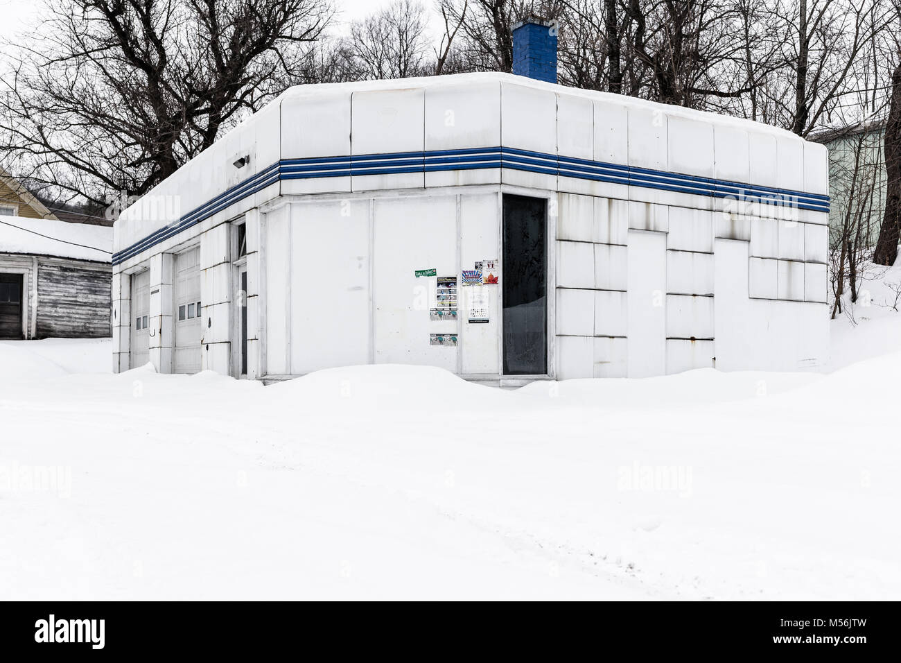 Un vecchio abbandonato art deco gas station in legno stock, Vermont. Foto Stock