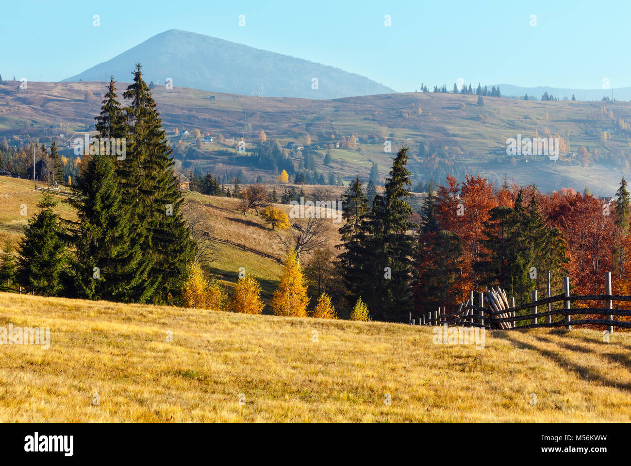 In autunno il villaggio dei Carpazi, Ucraina. Foto Stock