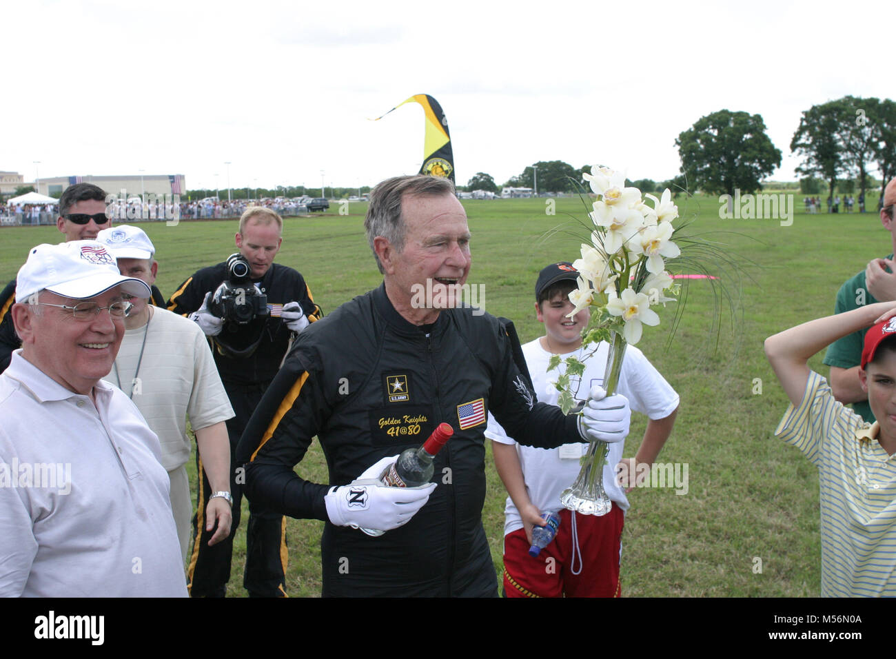 Dopo aver terminato il suo paracadute salto con l'esercito degli Stati Uniti Golden Knights Parachute Team al Bush Presidential Library vicino a Houston, in Texas, il 13 giugno 2004 per celebrare il suo ottantesimo compleanno, ex Presidente George H.W. Bush si è congratulato da ex presidente sovietico Mikhail Gorbachev. Credito: US Army via CNP /MediaPunch Foto Stock