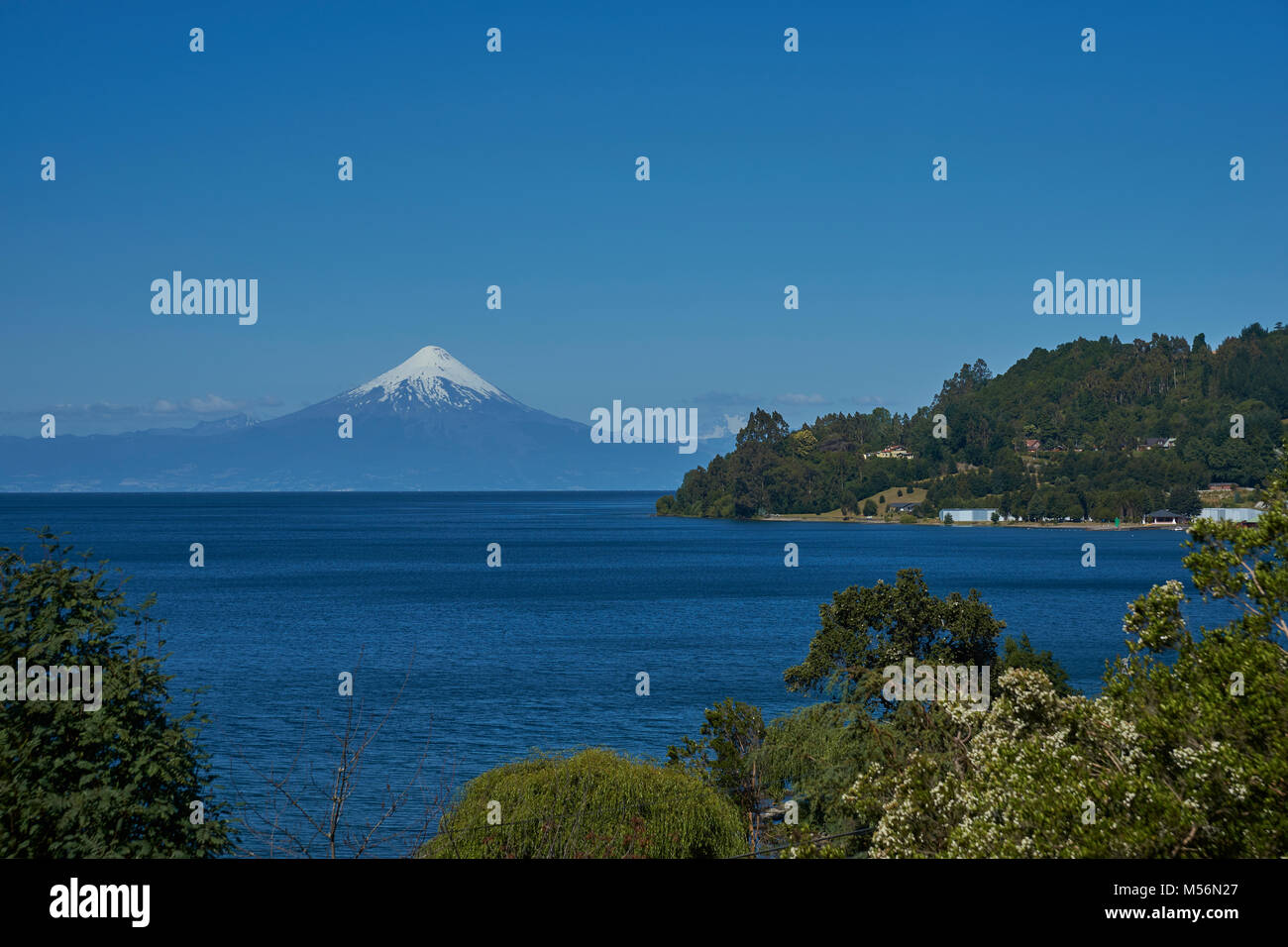 Snow capped vulcano Osorno (2,652 metri) sul bordo del Lago Llanquihue nel sud del Cile. Vista da Frutillar. Foto Stock