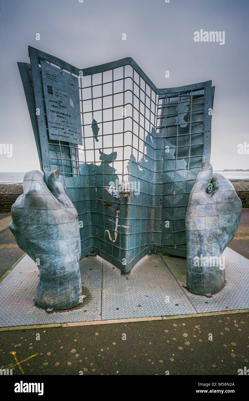Una scultura di due grandi mani tenere un dispiegamento mappa. Foto Stock