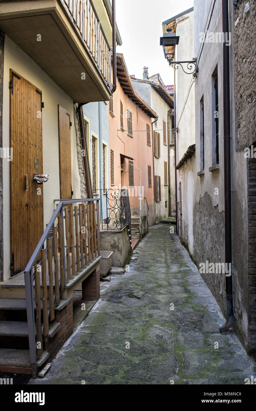 Vicolo del paese di Varzi in Oltrepò pavese, provincia di Pavia, Lombardia, Italia settentrionale Foto Stock