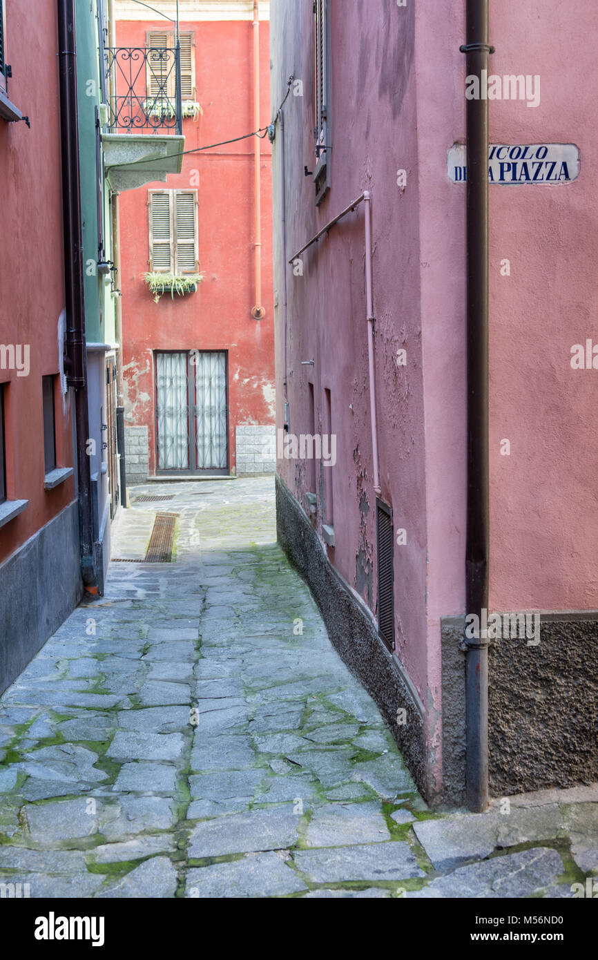 Vicolo della Piazza, un colorato vicolo in Varzi Oltrepò pavese, provincia di Pavia, Lombardia, Italia settentrionale Foto Stock