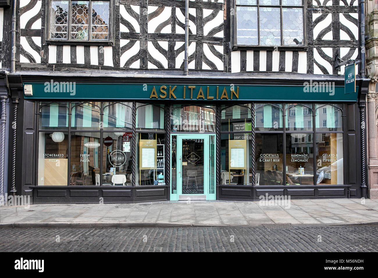 Una delle (8) immagini in questa breve serie relative alle popolari high street le aziende di commercio al dettaglio. Chiedere al ristorante italiano visto qui in High Street Shrewsbury. Foto Stock
