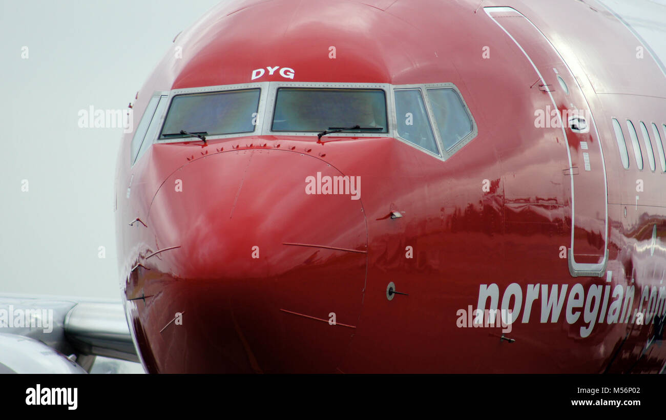 Berlino, Germania - Gennaio 17th, 2015: Norvegese Boeing 737 aereo arrivare al gate in Berlin Schönefeld SXF airport Foto Stock