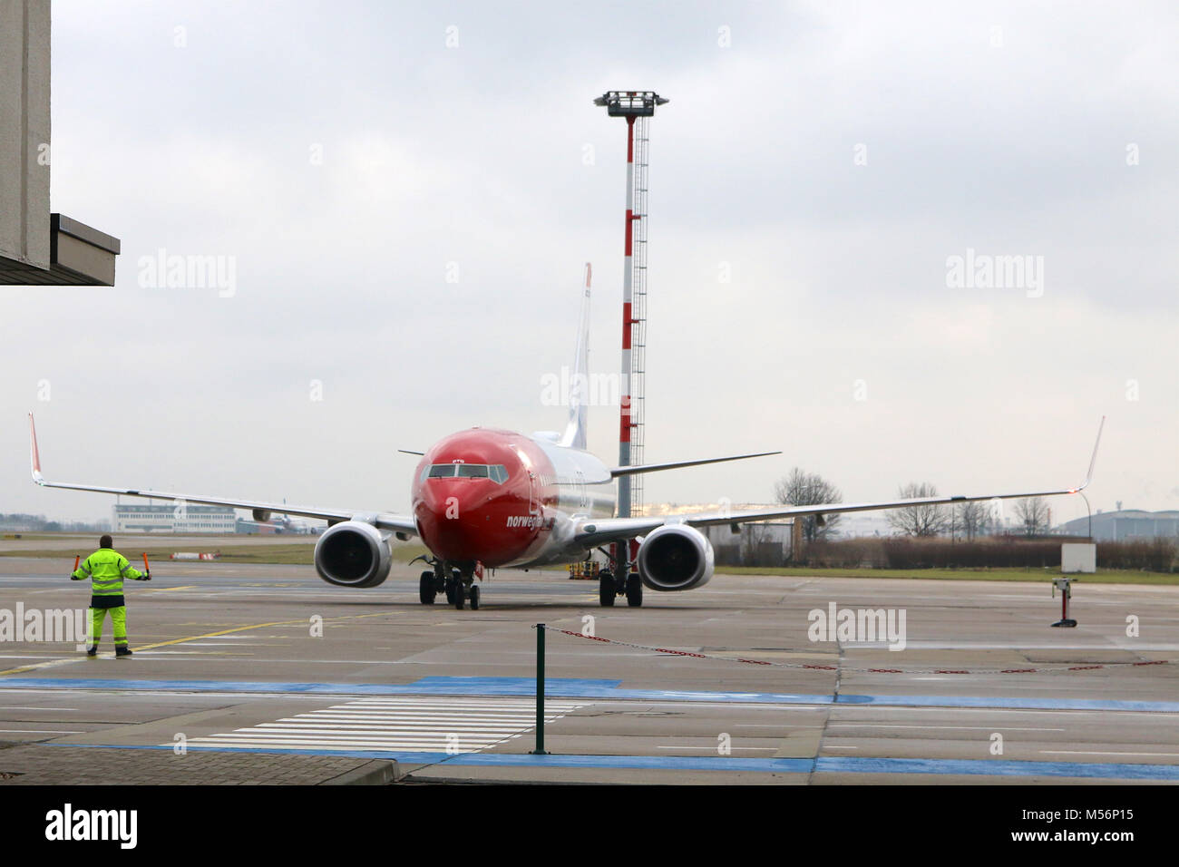 Berlino, Germania - Gennaio 17th, 2015: Norvegese Boeing 737 aereo arrivare al gate in Berlin Schönefeld SXF airport Foto Stock