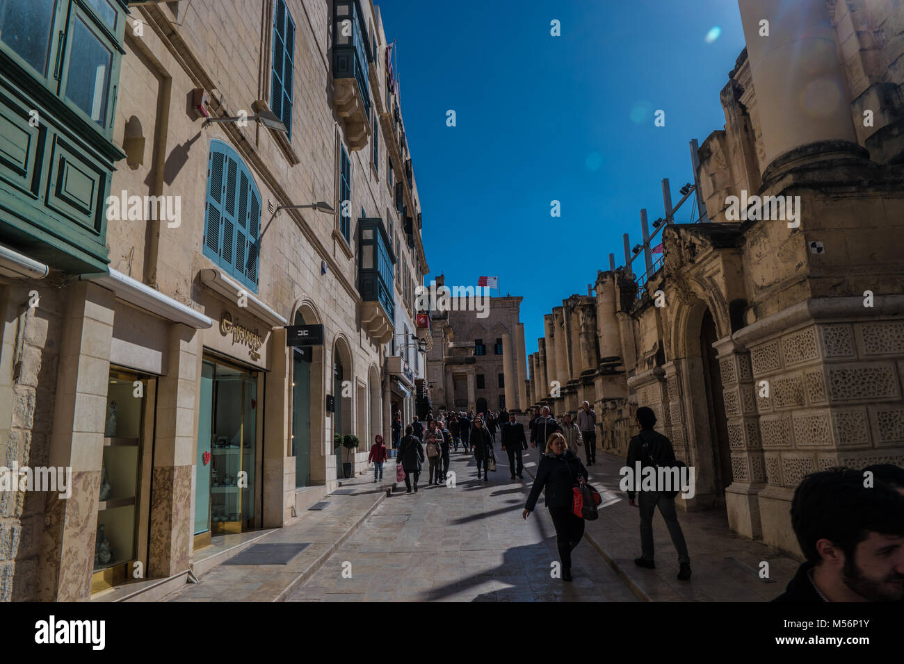 Le strette stradine e le finestre del balcone di La Valletta, Malta, l'Europa. 02/12/2018. Foto Stock