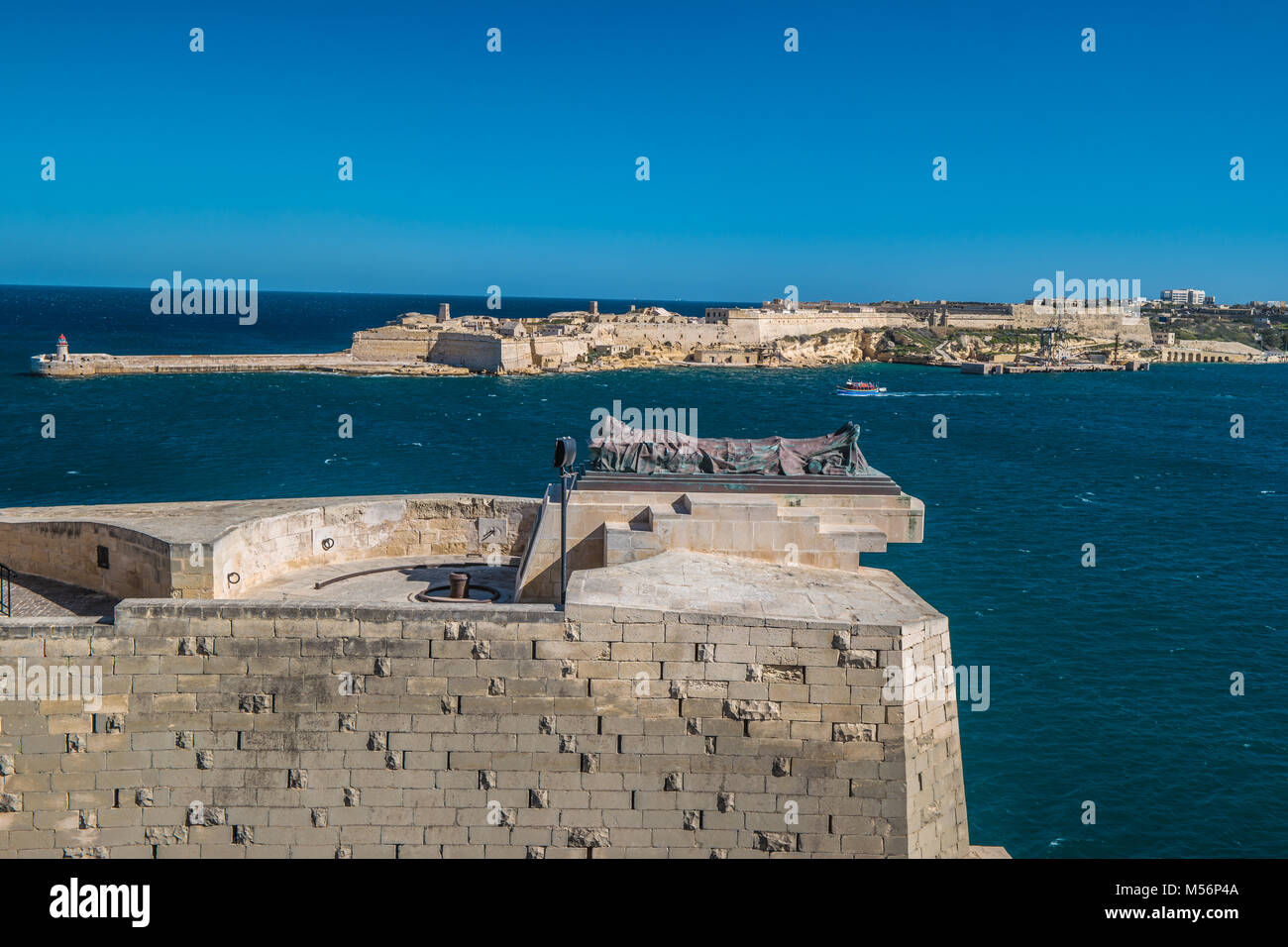 Il Grand Harbour e la statua di un soldato sconosciuto, La Valletta, Malta, l'Europa. 02/12/2018. Foto Stock