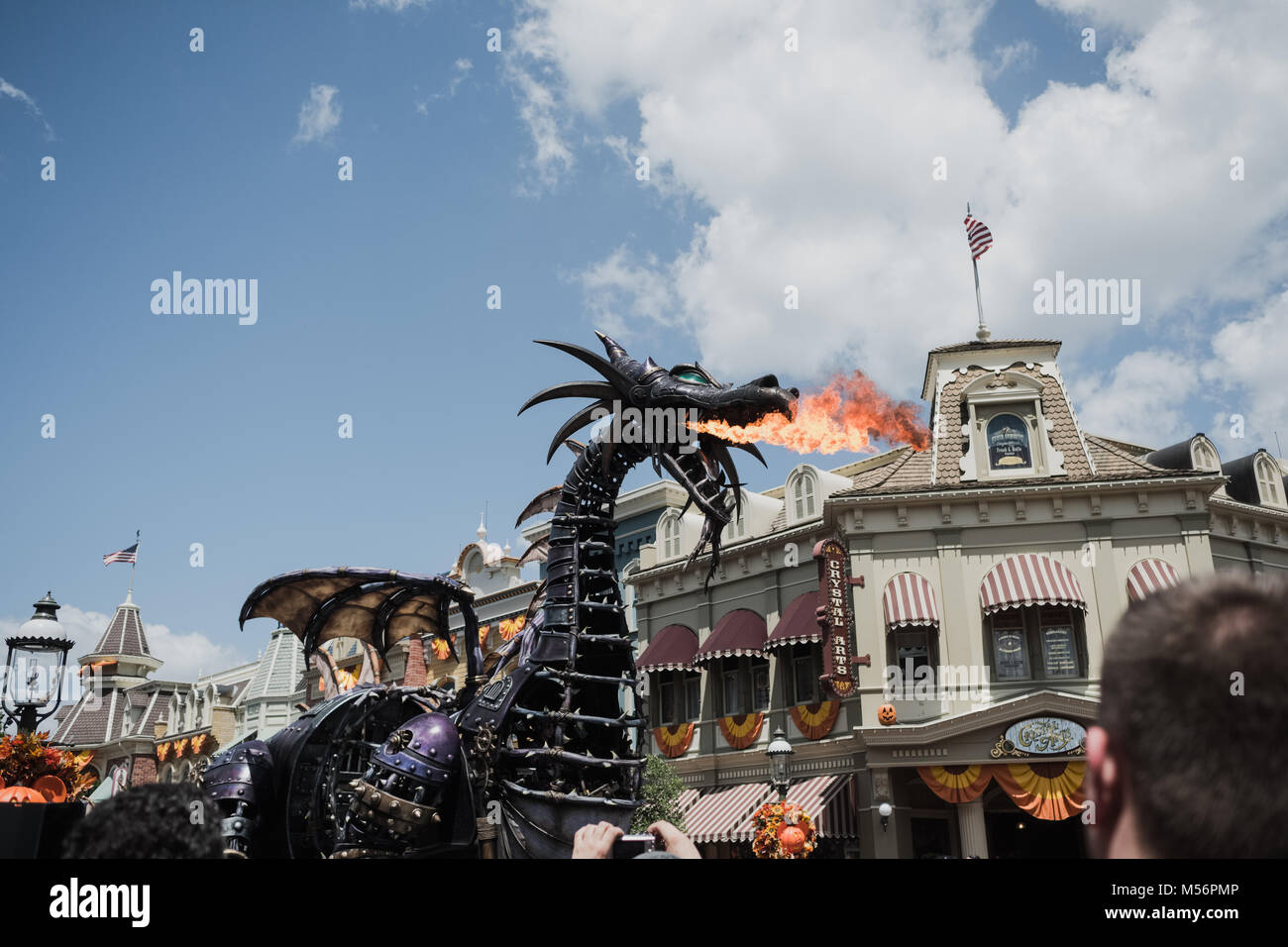 Un drago respirando fuoco al mondo di Disney magico regno parade, Orlando, Florida, America del Nord Foto Stock