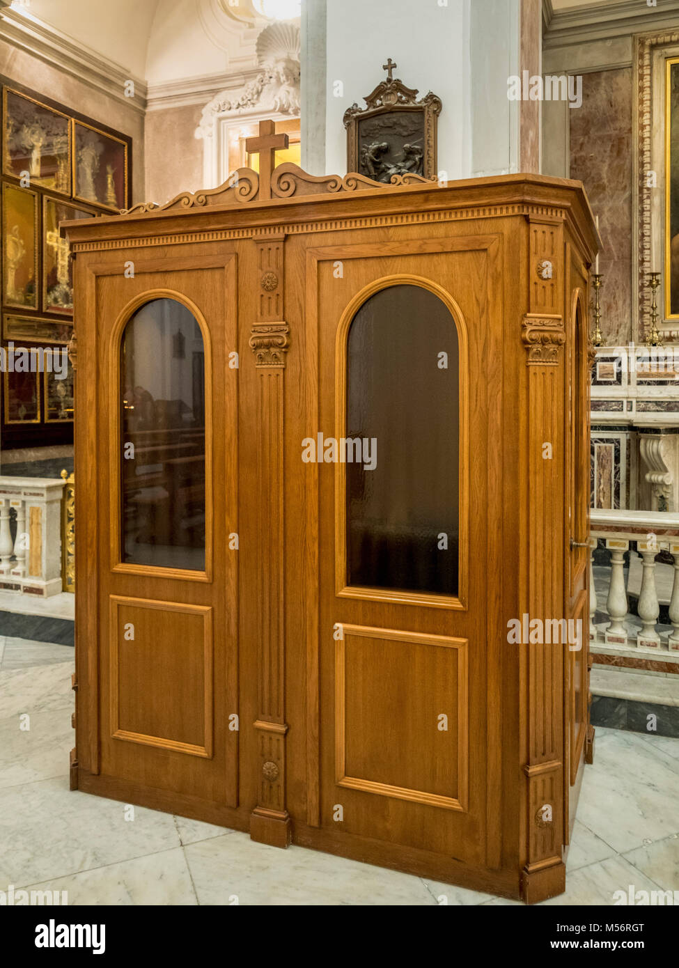 Scatola di confessione in legno nella chiesa di Santo Stefano sull'isola di Capri. Foto Stock